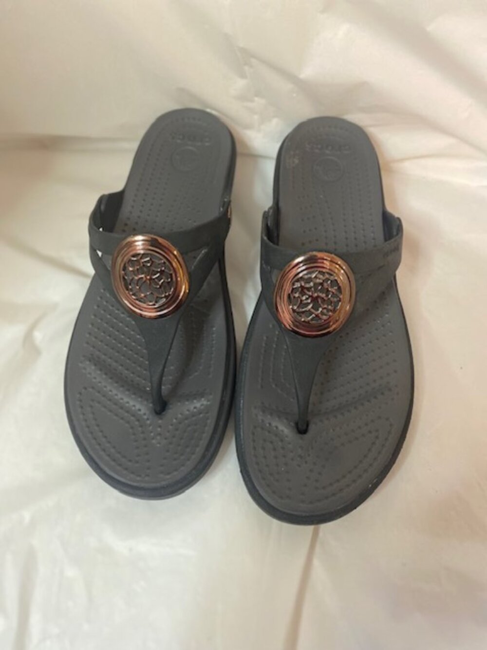 CROCS Sanrah Circle Medallion Slip on Black Wedge Thong sandals, Women's size 9